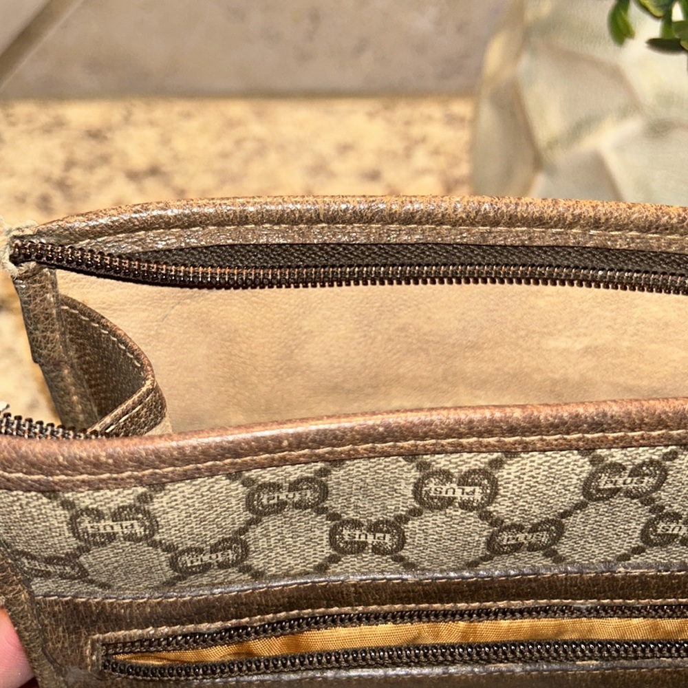 VINTAGE Gucci Plus Clutch - Picture 4 of 9